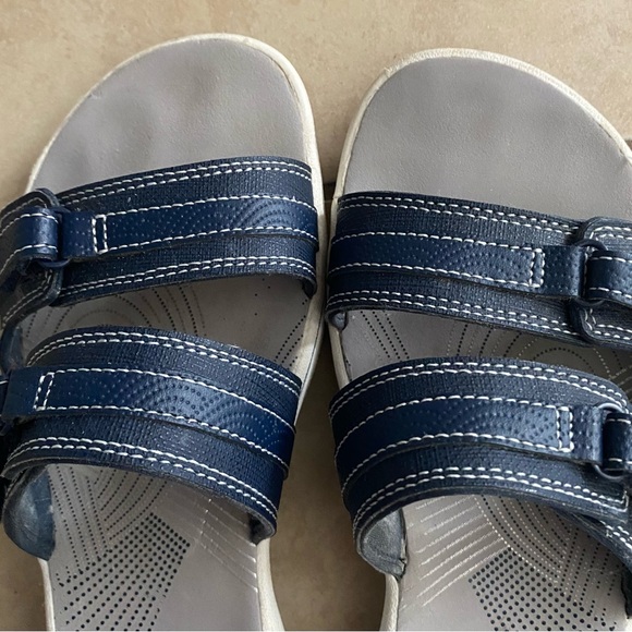 Clarks Cloudsteppers Breeze Piper leather slide sandals in navy blue size 7 - Picture 5 of 5
